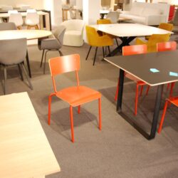 Chaises rouges du coll&egrave;ge de Solden