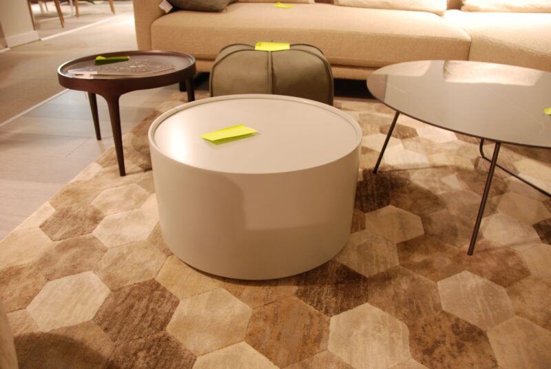 Table De Salon Vendu Avec Tiroir En Laque - Image 1