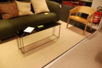 TABLE D'APPOINT ÉTROITE EN VERRE FUMÉ VENDUE