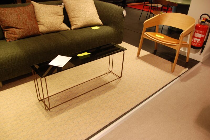 Table D'Appoint Étroite En Verre Fumé Vendue - Image 1