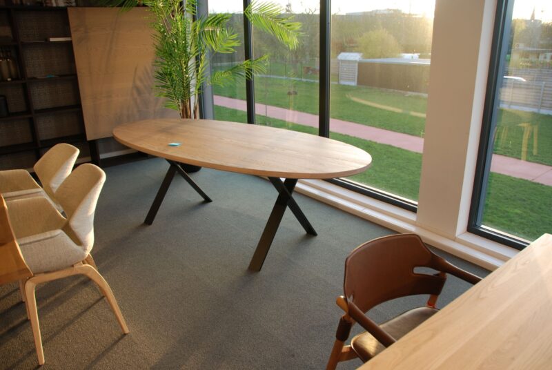 Table Ovale En Bois Massif Avec Pied Noir - Image 1