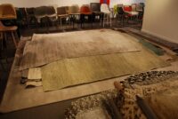 TAPIS EN SOLDES, GROUPE TROIS, GRANDS, À L'ARRIÈRE, PREMIER ÉTAGE