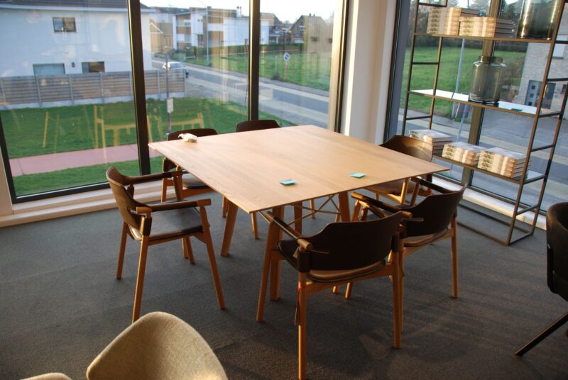 Table De Salon En Placage De Bois Gravité Finition Carré - Image 1